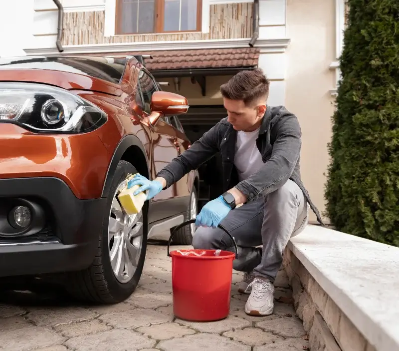 Lavage auto à domicile Le Claux : professionnel intervenant sur un véhicule